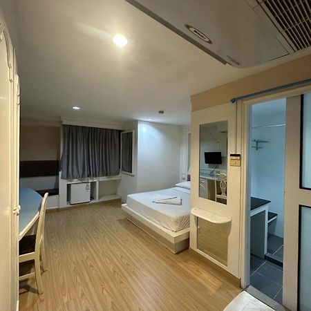 Royal Garden Home Hotel Бангкок Экстерьер фото
