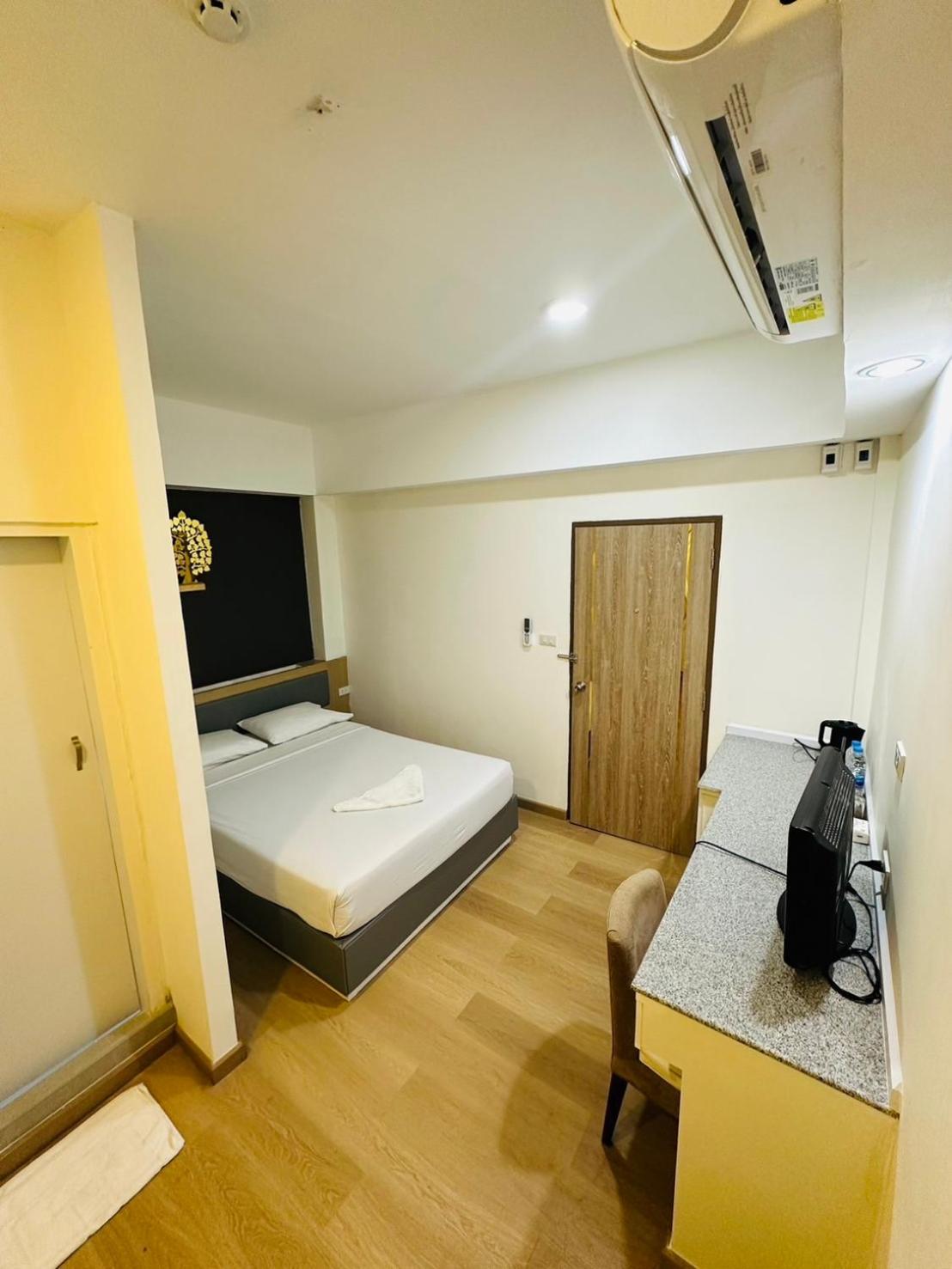 Royal Garden Home Hotel Бангкок Экстерьер фото
